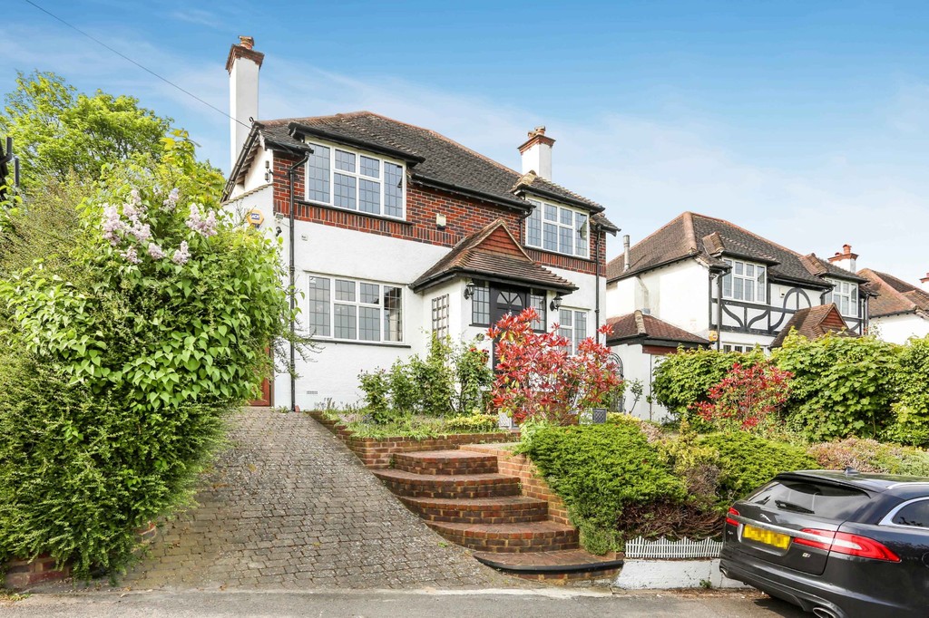 Martin & Co Croydon 3 bedroom Detached House Let in Kingsdown Avenue