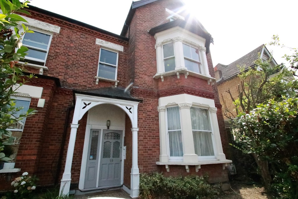 Martin & Co Croydon 2 bedroom Flat Let in Birdhurst Road, South Croydon