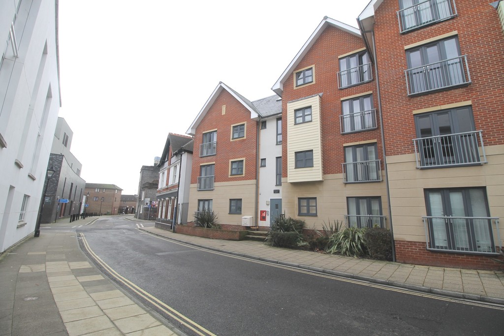 Martin & Co Portsmouth 2 bedroom Apartment Let in St James's Street