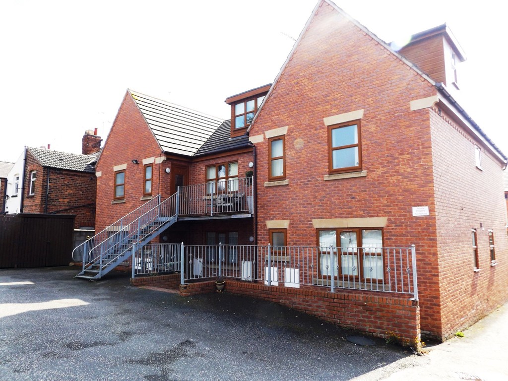 Martin & Co Crewe 2 bedroom Apartment Let in Lewis Court, Crewe