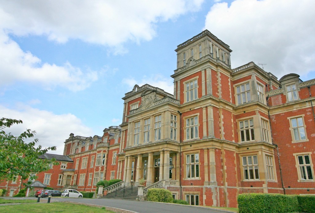 Martin & Co Redhill 2 bedroom Apartment Let in Royal Earlswood Park