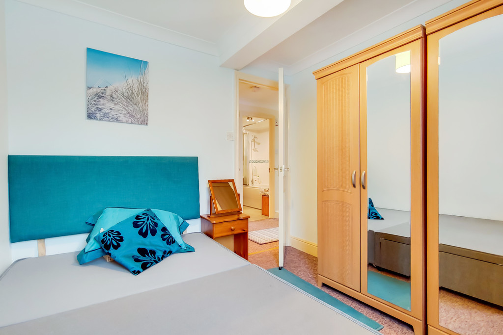 Martin & Co Croydon 2 bedroom Ground Floor Flat Let in French