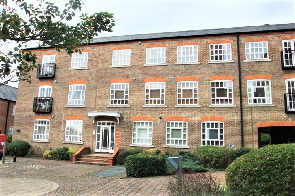 Martin & Co St Albans 3 bedroom Flat Let in Milliners Court, Lattimore Road
