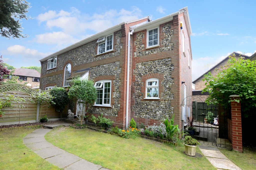 Martin & Co Camberley 5 bedroom Detached House Let in Hawkesworth Drive