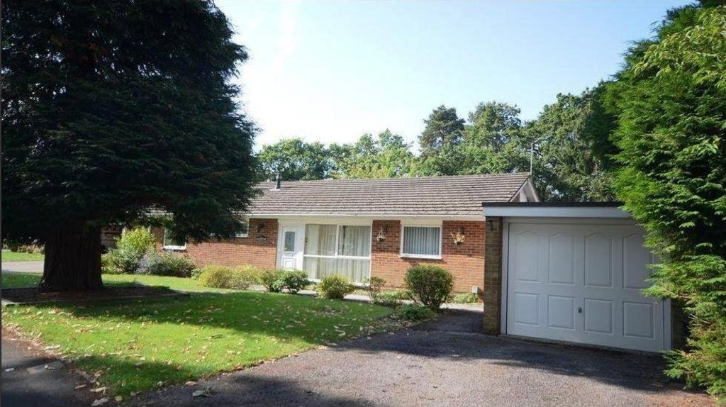 Martin & Co Camberley 3 bedroom Detached Bungalow Let in Yockley Close, Camberley