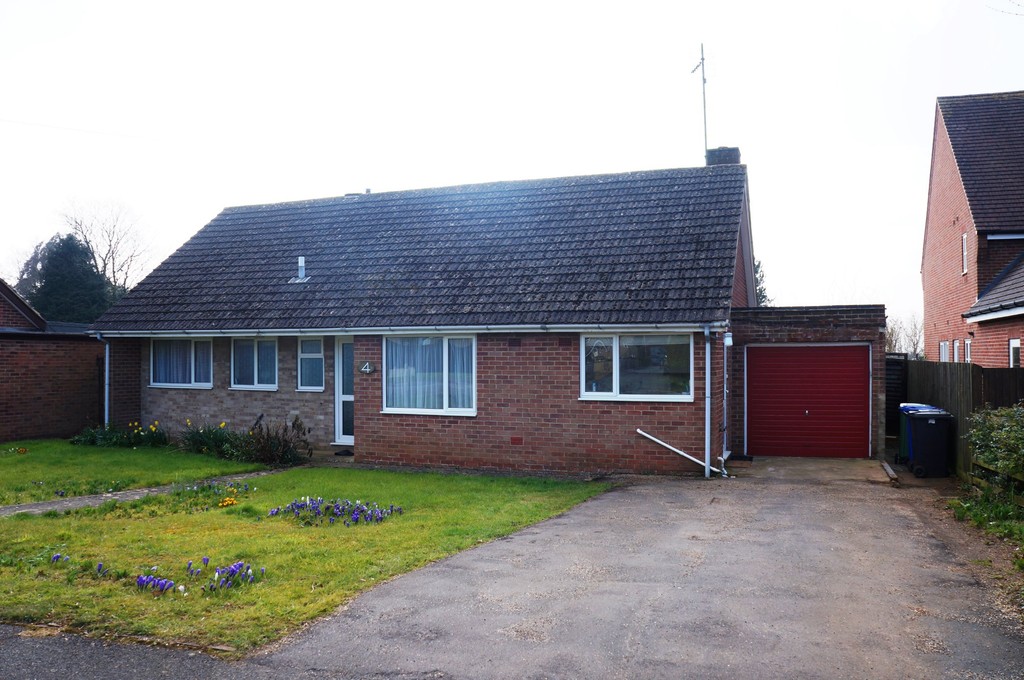 Martin & Co Banbury 3 bedroom Detached Bungalow Let in The Moors Drive