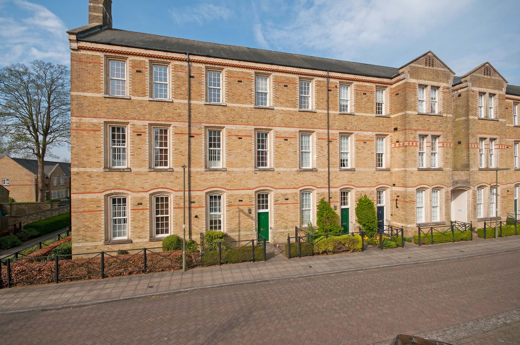 Martin & Co Caterham 3 bedroom Town House Let in Caterham on the Hill