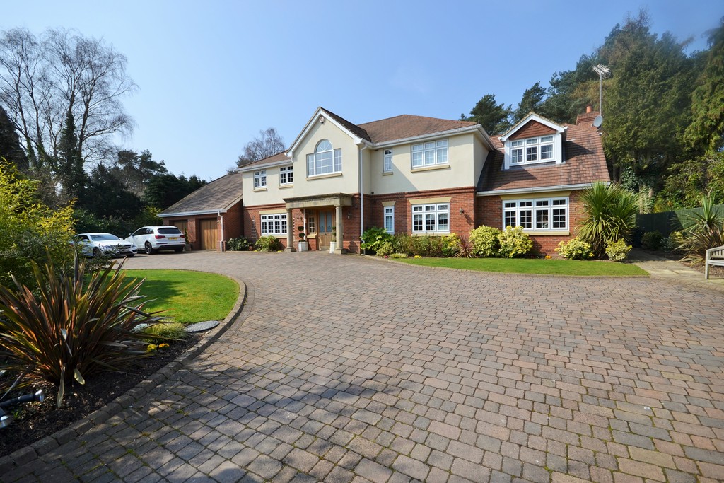 Martin & Co Ringwood 6 bedroom Detached House Let in Avon Castle, Ringwood