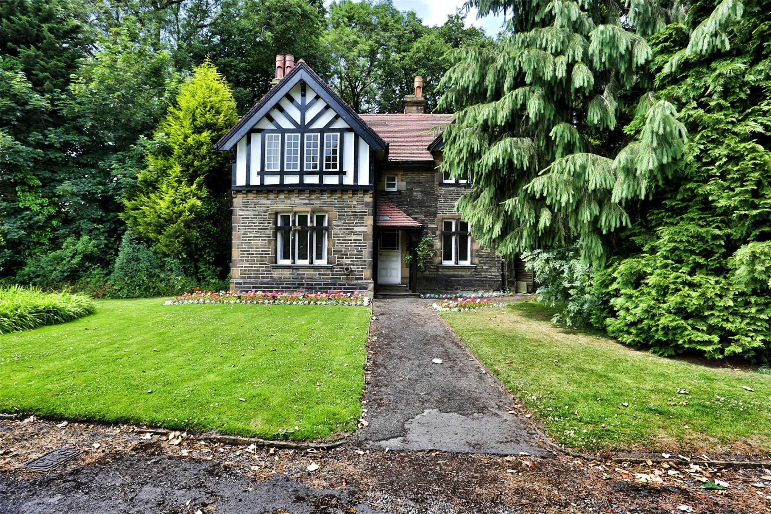 Whitegates Dewsbury 2 bedroom Detached House SSTC in Boothroyd Lodge, Boothroyd Lane, Dewsbury