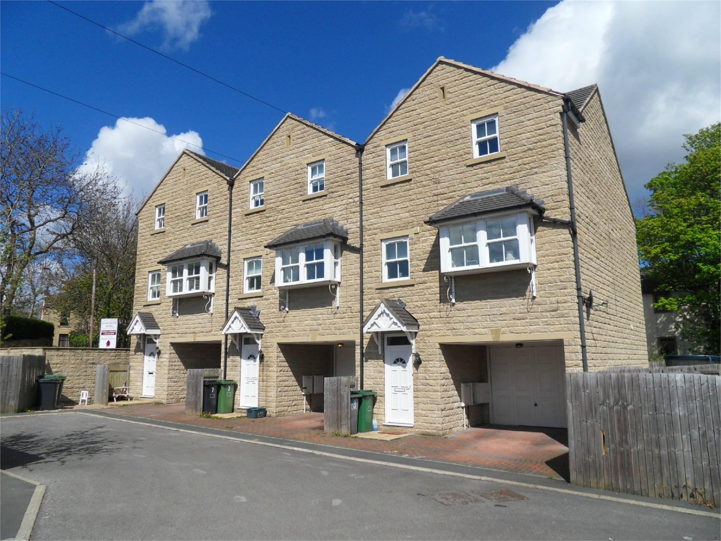 Whitegates Dewsbury 4 bedroom Town House SSTC in Alder Mews, Off Healey