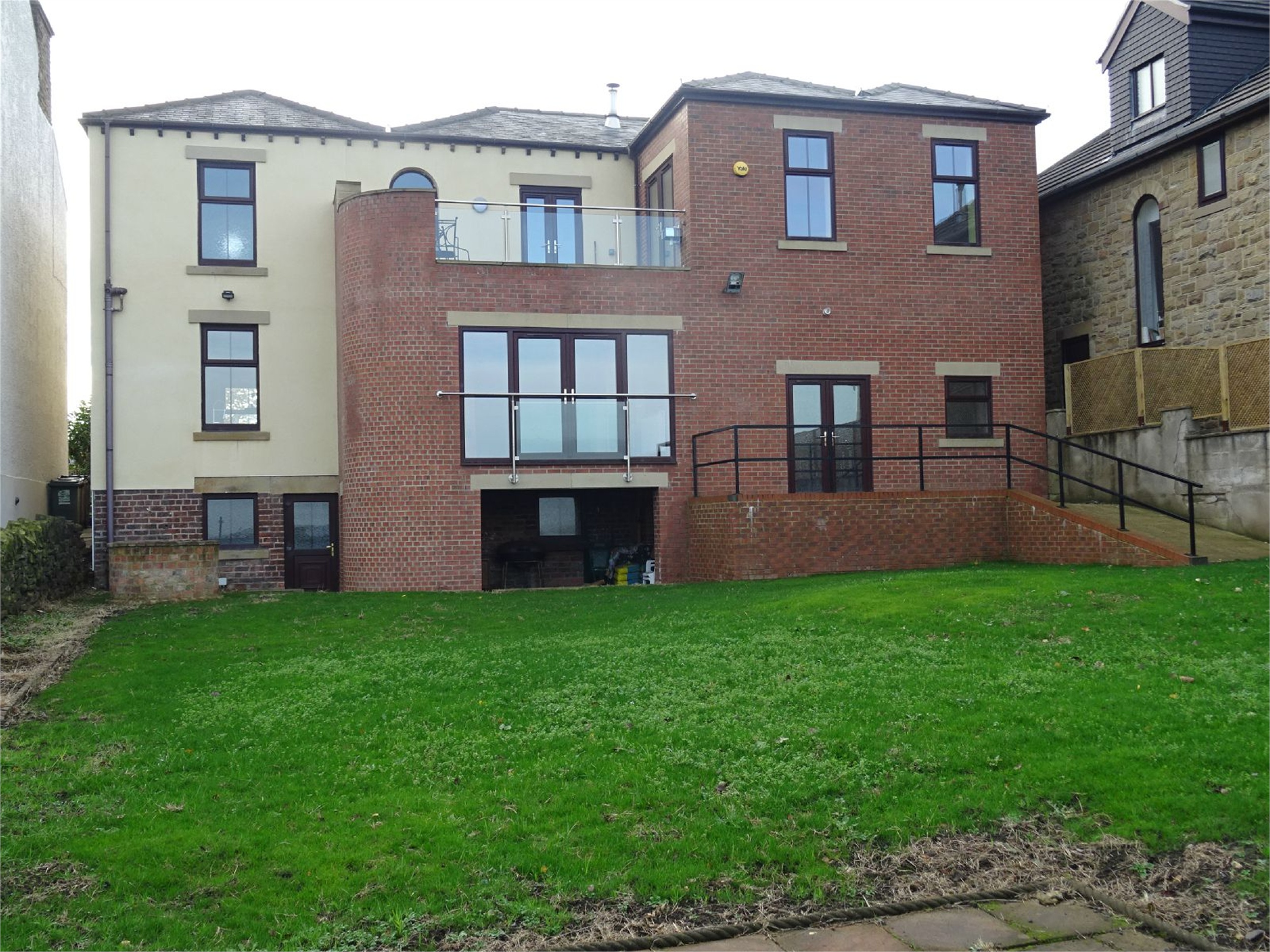 Whitegates Bradford 5 bedroom Detached House To Let in Wakefield Road