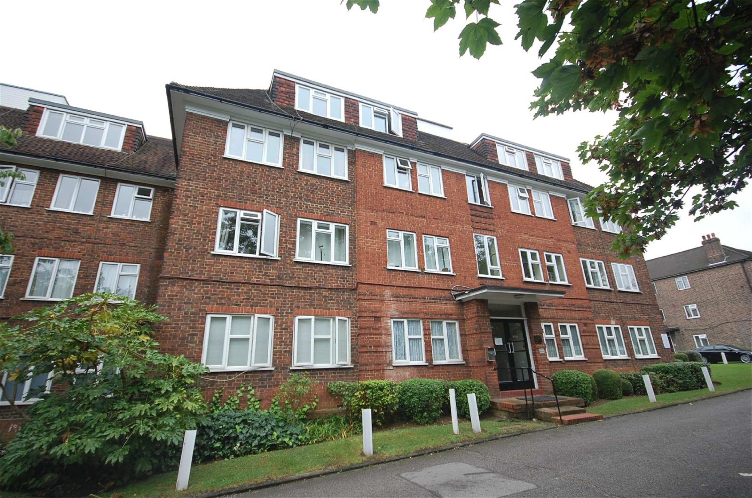 Estate agents and letting agents in the UK. Houses, flats and new homes