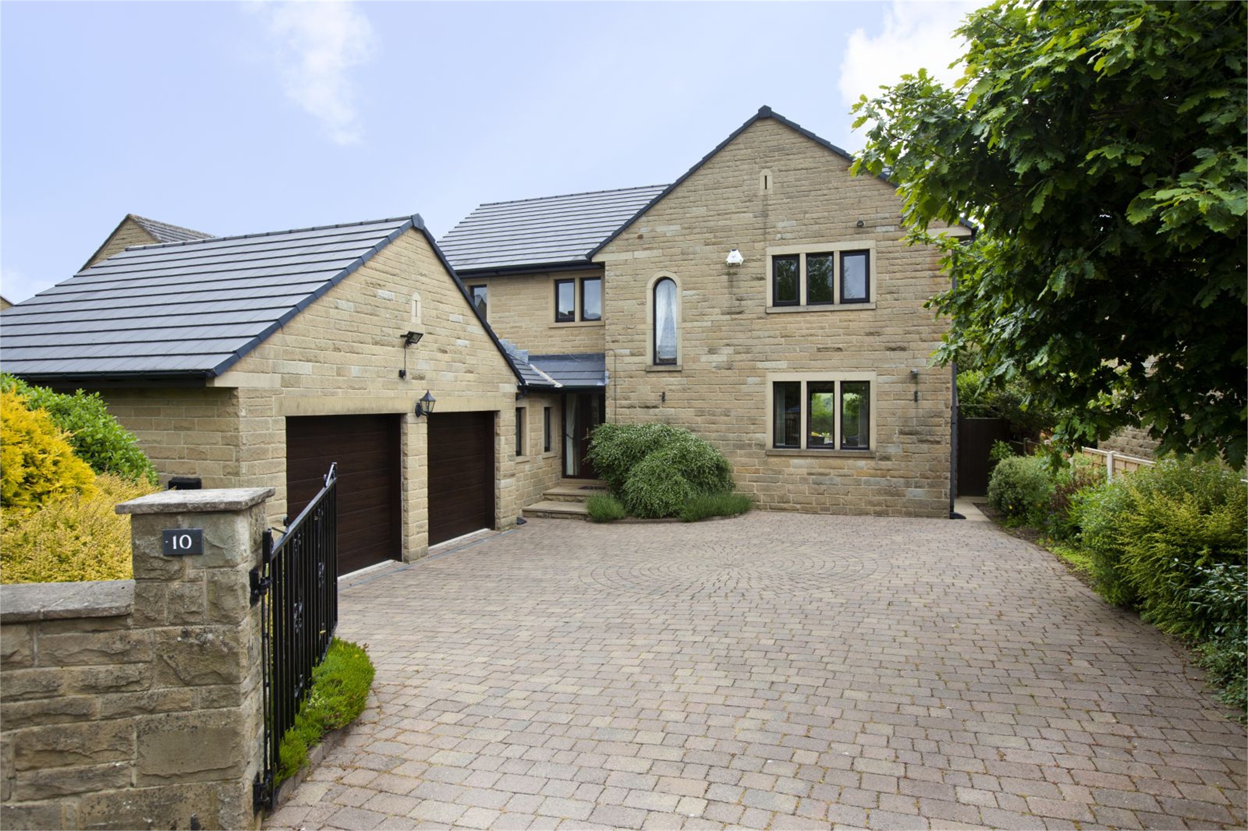 Whitegates Brighouse 5 bedroom House SSTC in The Spinney Brighouse West