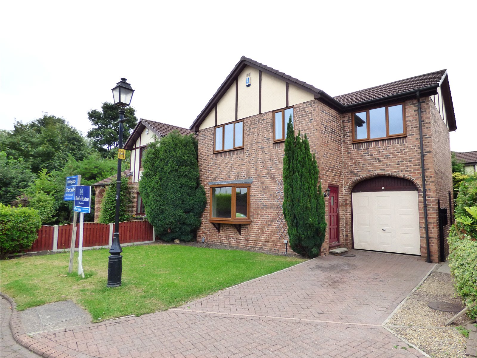 Whitegates Cleckheaton 4 bedroom House SSTC in Knowler Close Liversedge