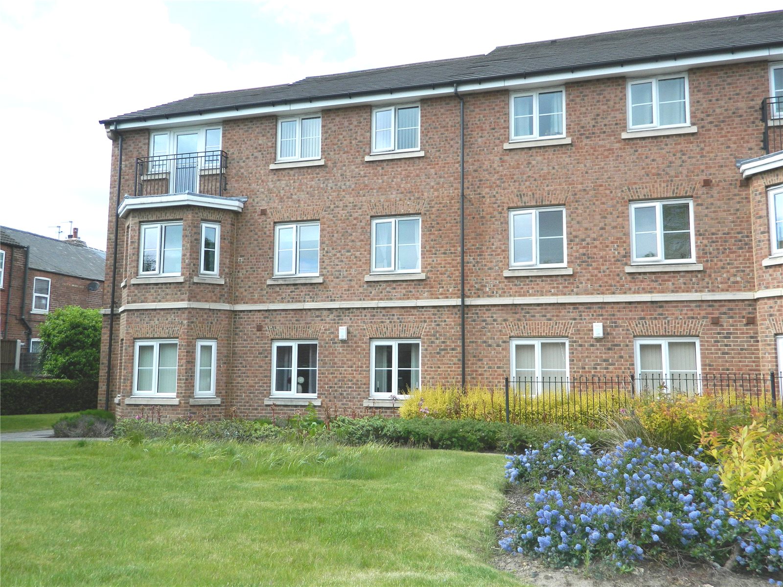 Whitegates Pontefract 2 bedroom Flat SSTC in Castle Grove Pontefract