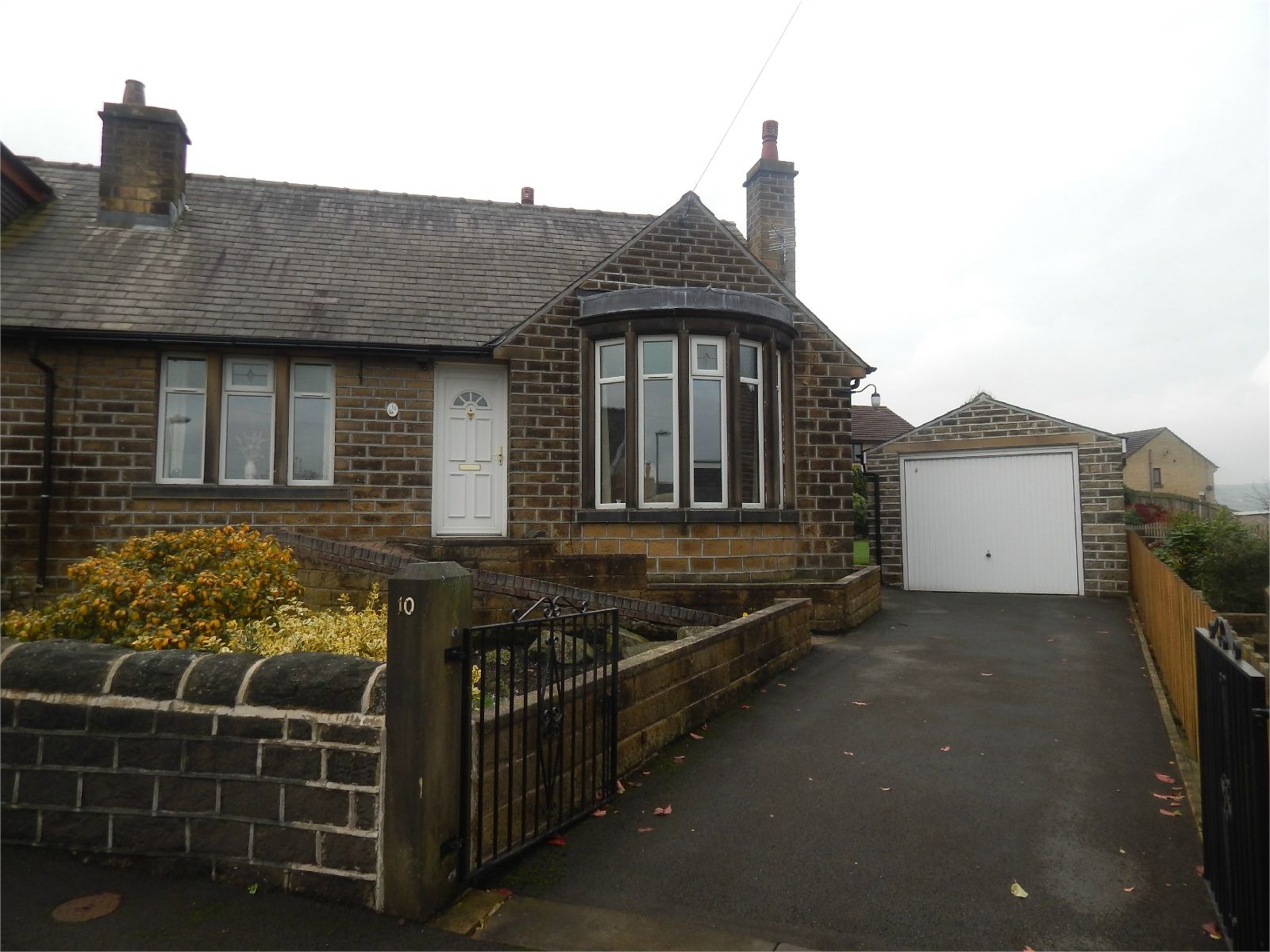 Whitegates Huddersfield 2 bedroom Bungalow to rent in Stonefield Avenue