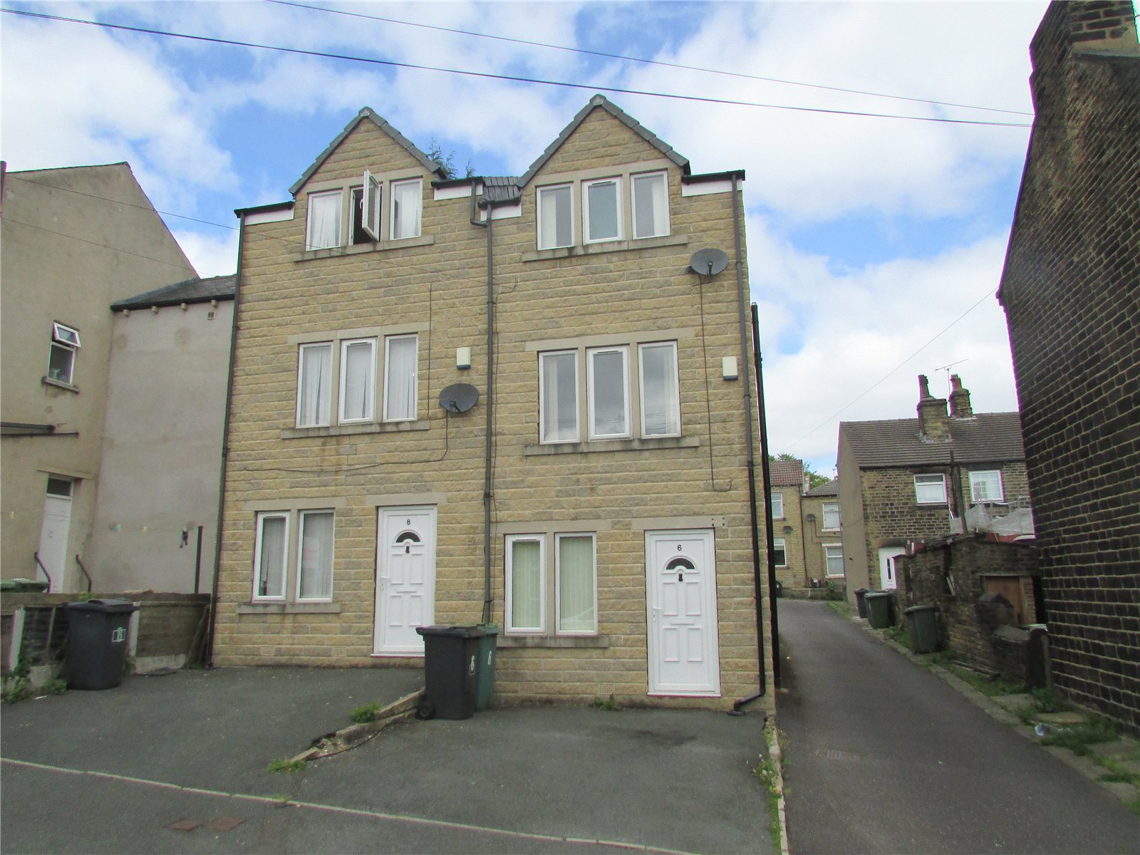Whitegates Huddersfield 3 bedroom House SSTC in Milner Street, Lockwood