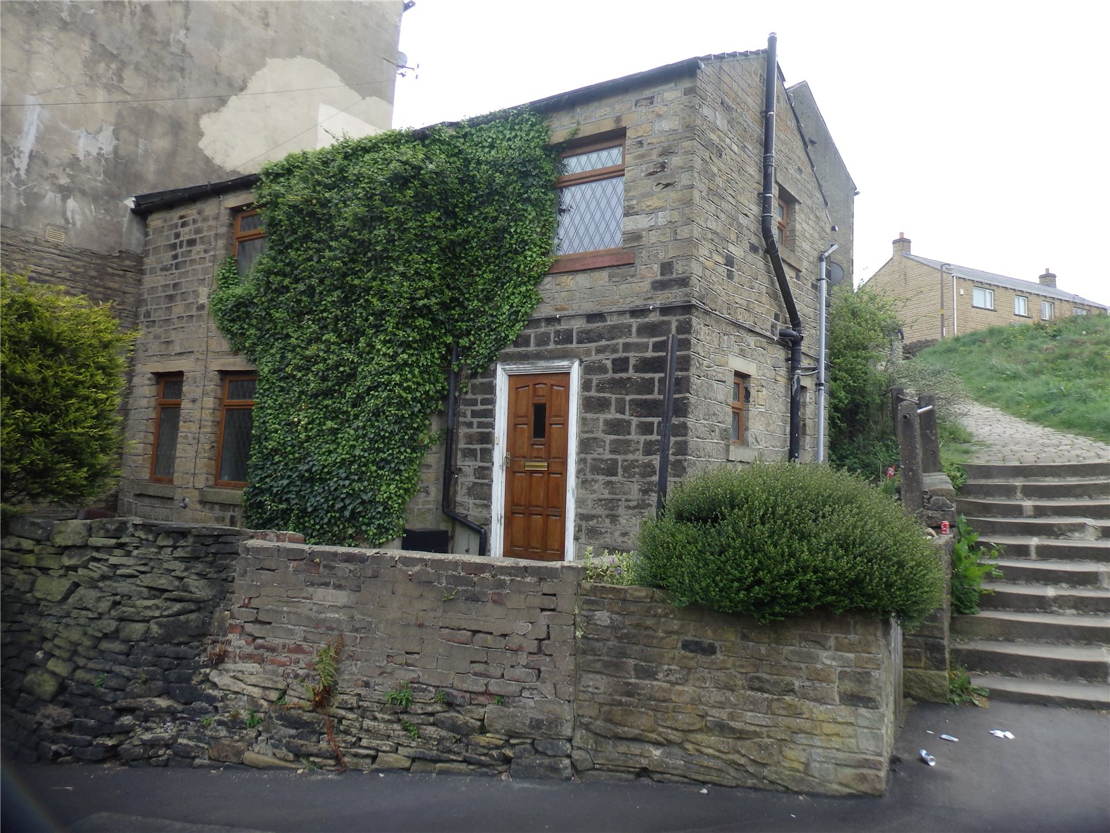 Whitegates Halifax 2 bedroom Cottage SSTC in Spring Edge Off Free