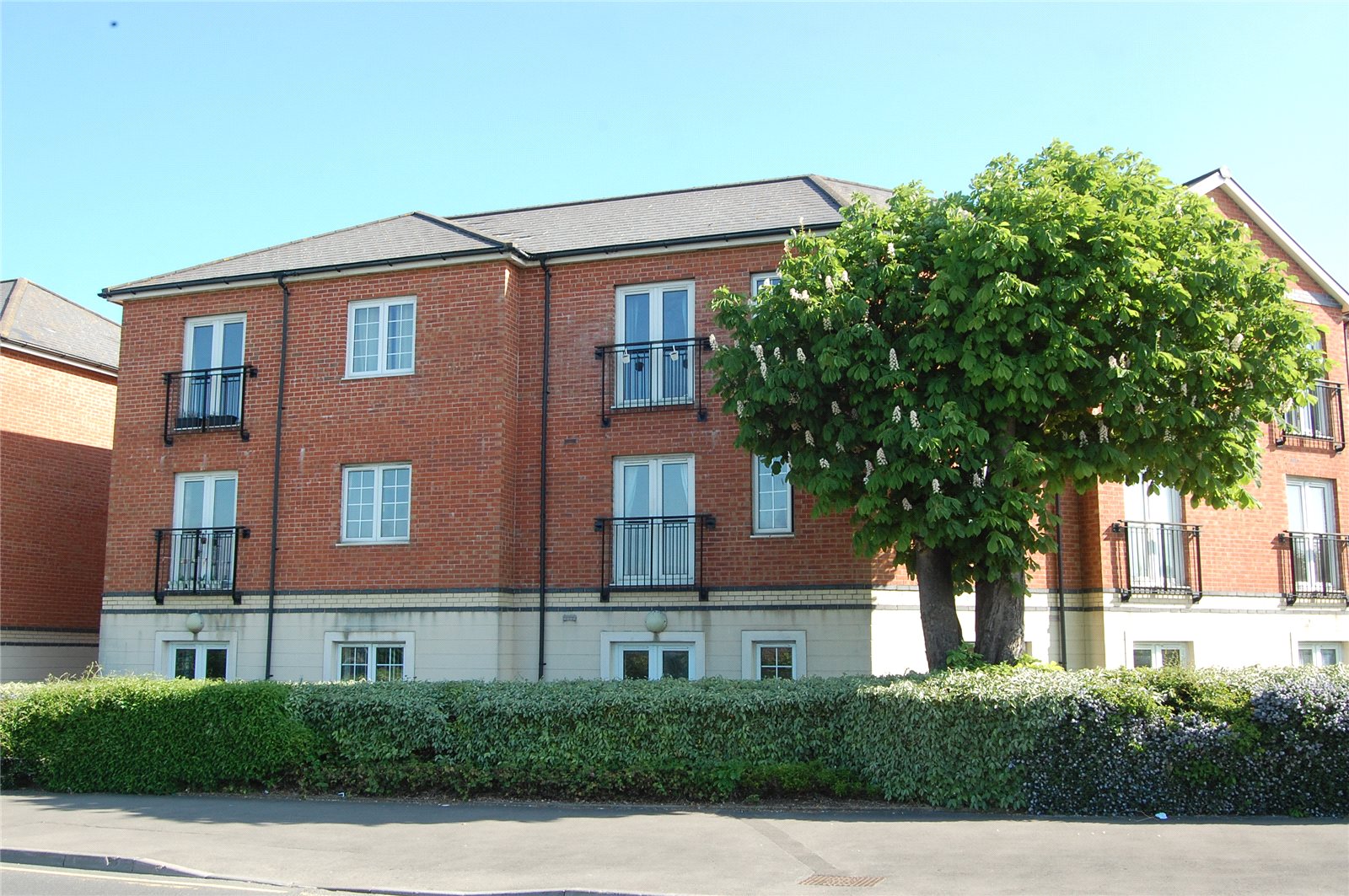 CJHole Gloucester 2 bedroom Flat SSTC in Lime Court Great Western Road