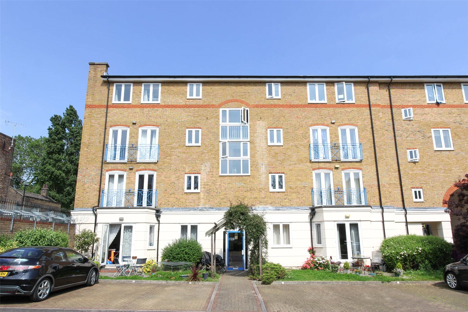 Ellis & Co Bethnal Green 2 bedroom Flat To Let in St Matthews Row