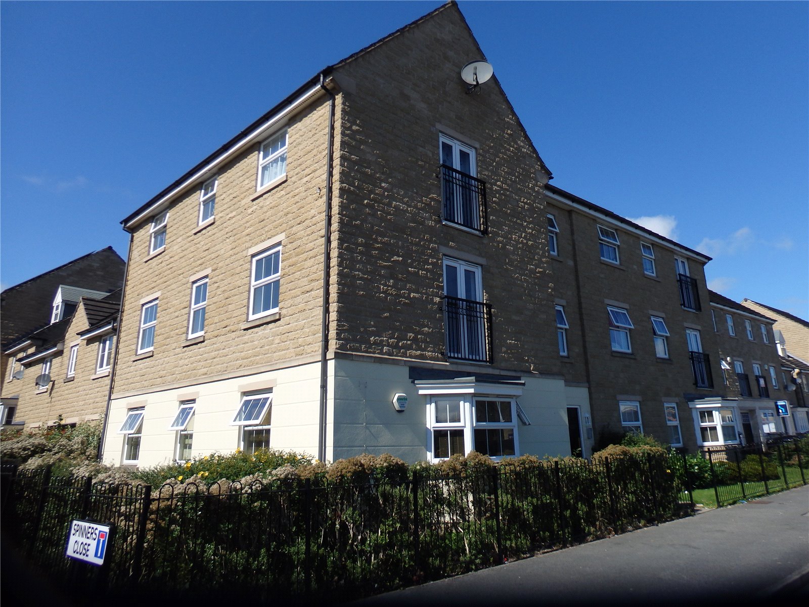 Whitegates Halifax 2 bedroom Flat to rent in Queensway Pellon Halifax