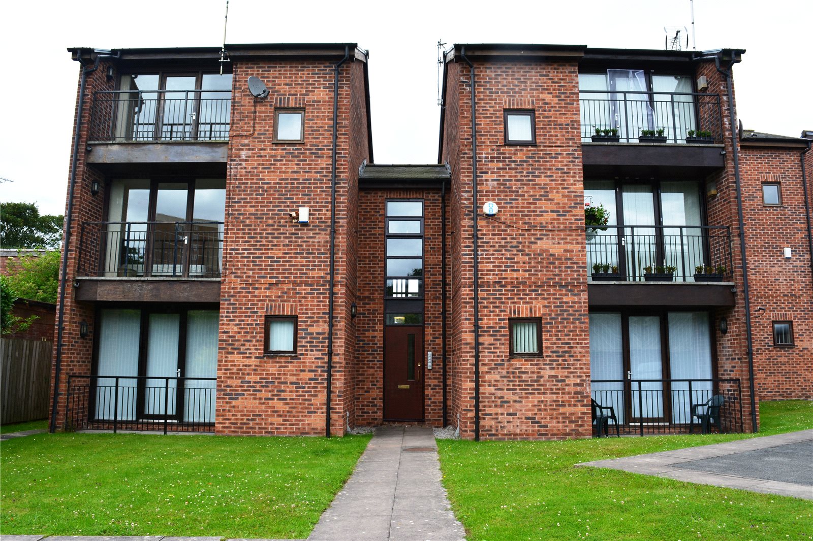 Whitegates Woolton 2 bedroom Flat Let Agreed in Deerbourne Close