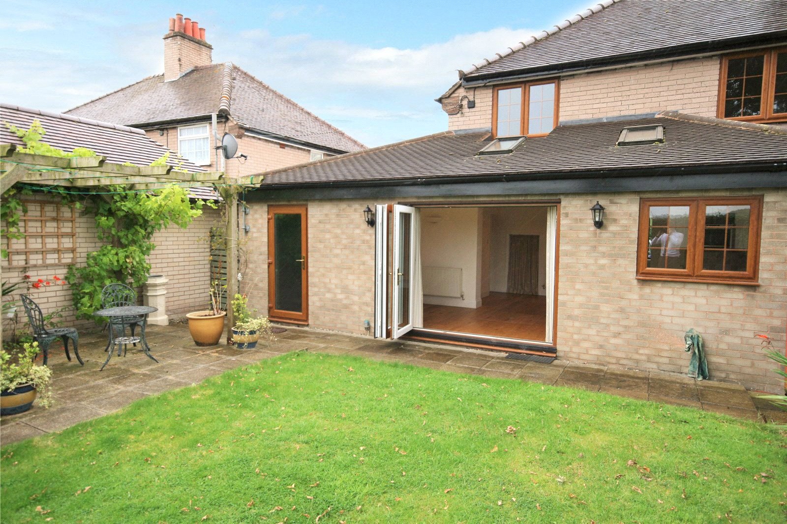 Whitegates Crewe 3 bedroom House for sale in Brookhouse Lane Minshull