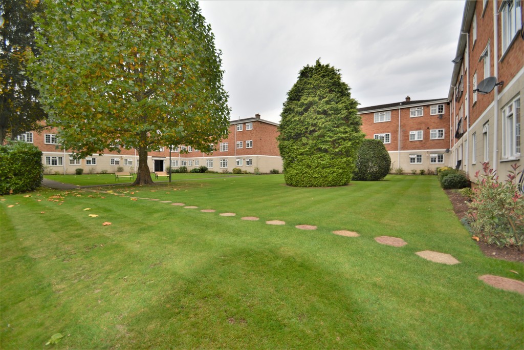 Martin & Co Walton on Thames 2 bedroom Flat Let in Gainsborough Court