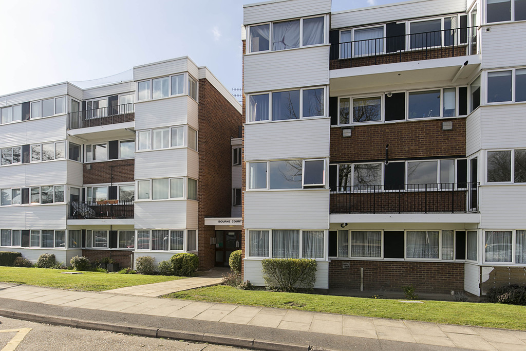 Martin & Co Wanstead 2 bedroom Ground Floor Flat Let in Bourne Court