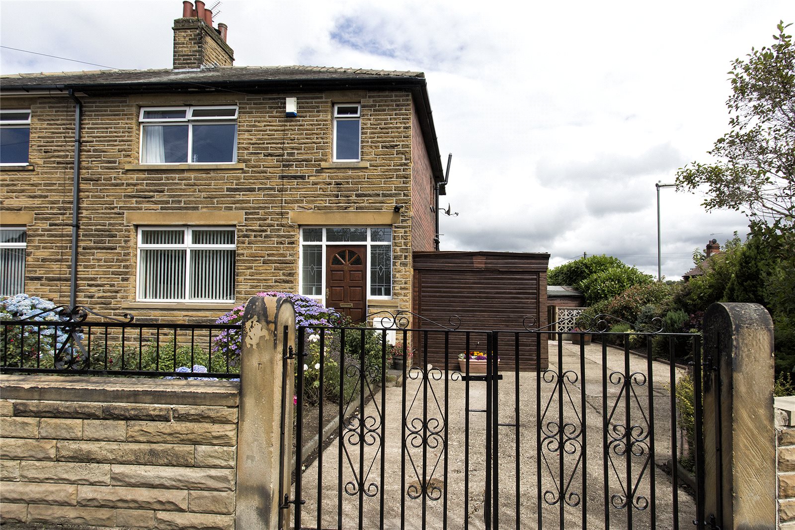 Whitegates Dewsbury 3 bedroom House SSTC in Ealand Road Batley West