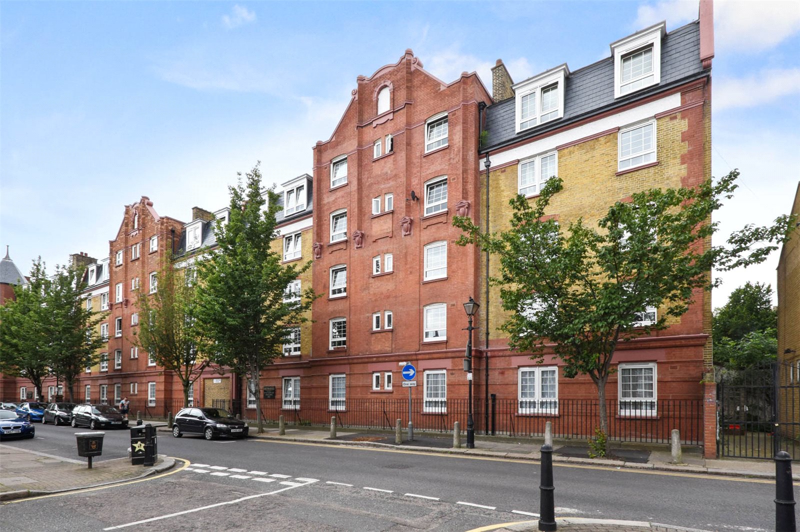 Ellis & Co Bethnal Green 3 bedroom Flat To Let in Gretton House, Globe