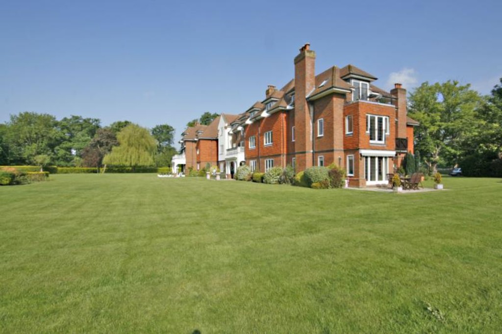 Martin & Co Woking 2 bedroom Apartment Let in Pyrford Road