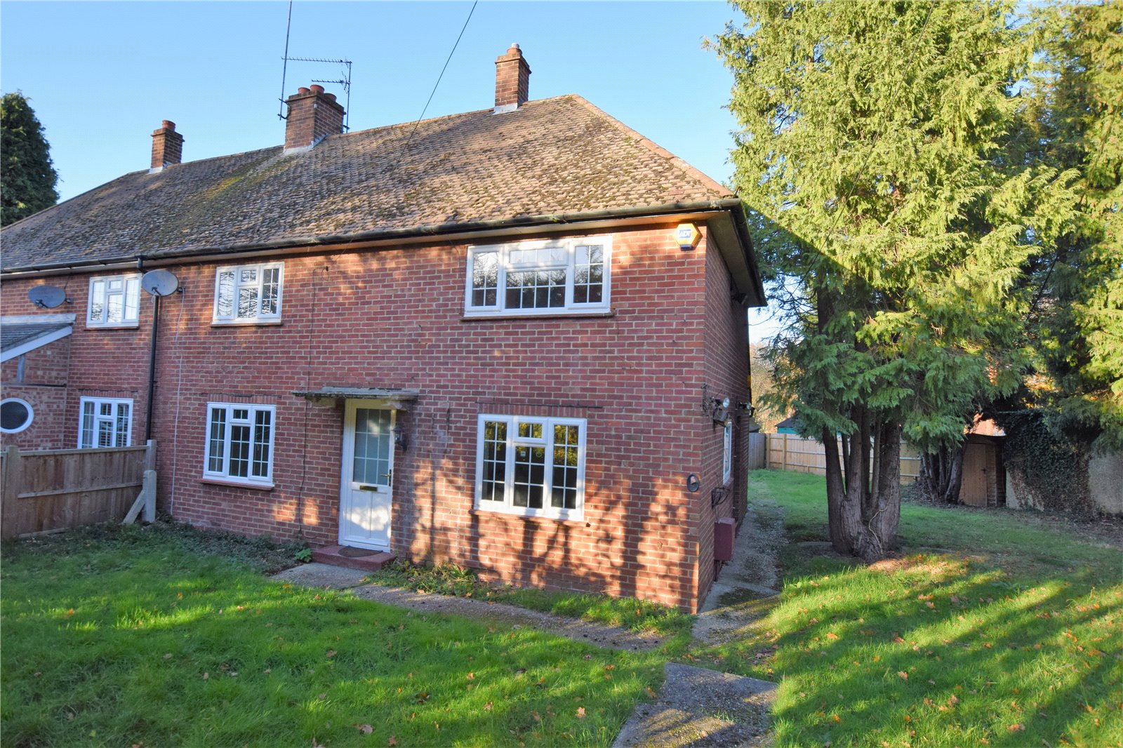 Parkers Burghfield Common 3 bedroom House to rent in Pinchcut