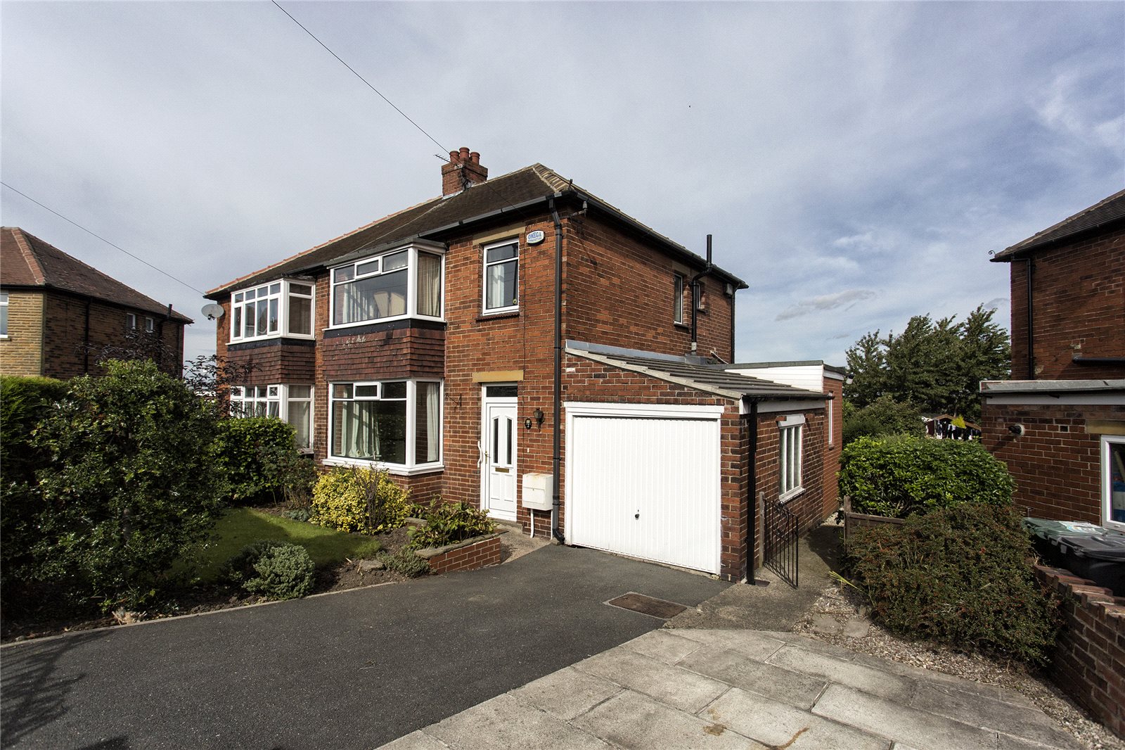 Whitegates Dewsbury 3 bedroom House for sale in Ullswater Road Hanging