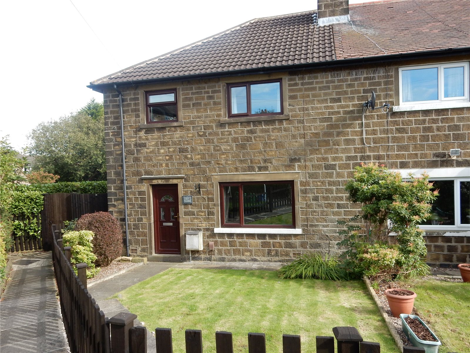 Whitegates Huddersfield 3 bedroom House SSTC in The Lodge Linthwaite