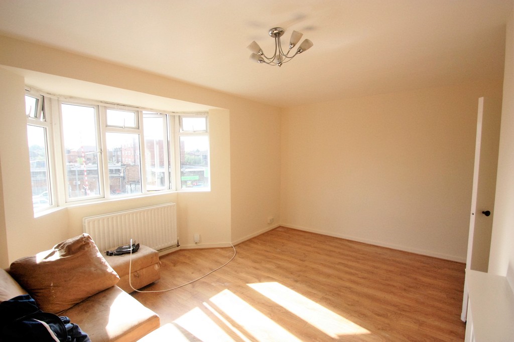 Martin & Co Sutton 2 bedroom Apartment Let in Grand Drive, Raynes Park