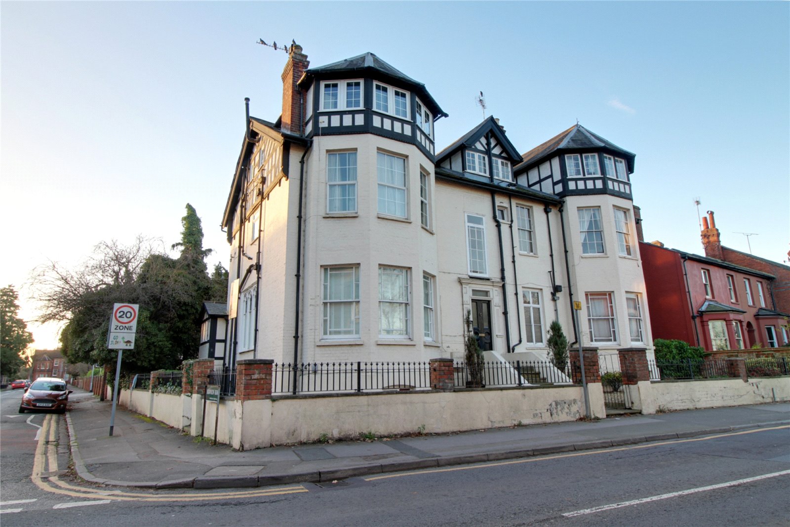 Parkers Reading 2 bedroom Flat for sale in Tilehurst Road Reading