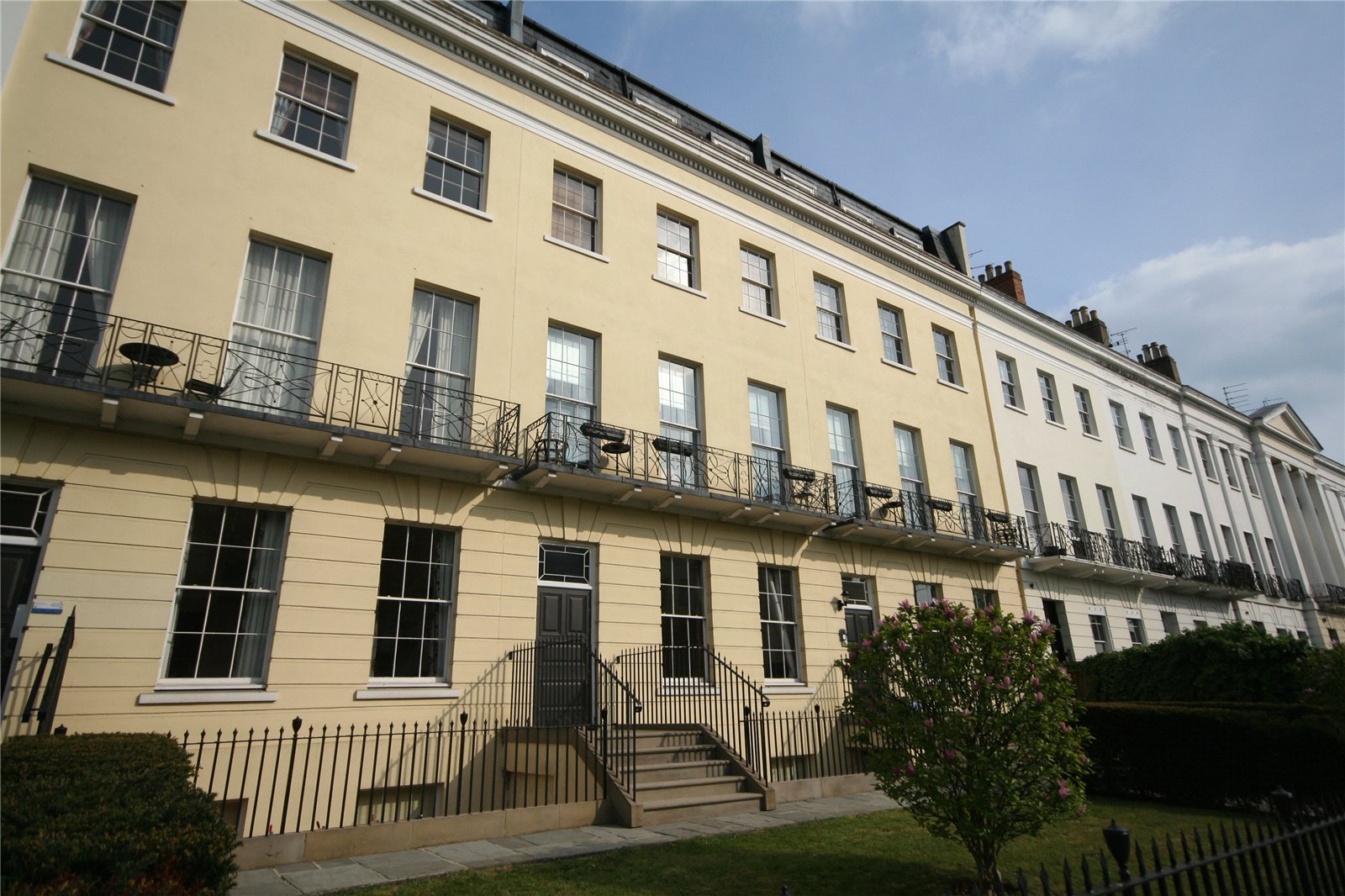 CJ Hole Cheltenham 2 bedroom Flat to rent in Grosvenor House, Evesham ...