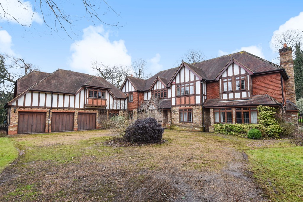 Martin & Co Croydon 6 bedroom Detached House Let in Springhurst Close