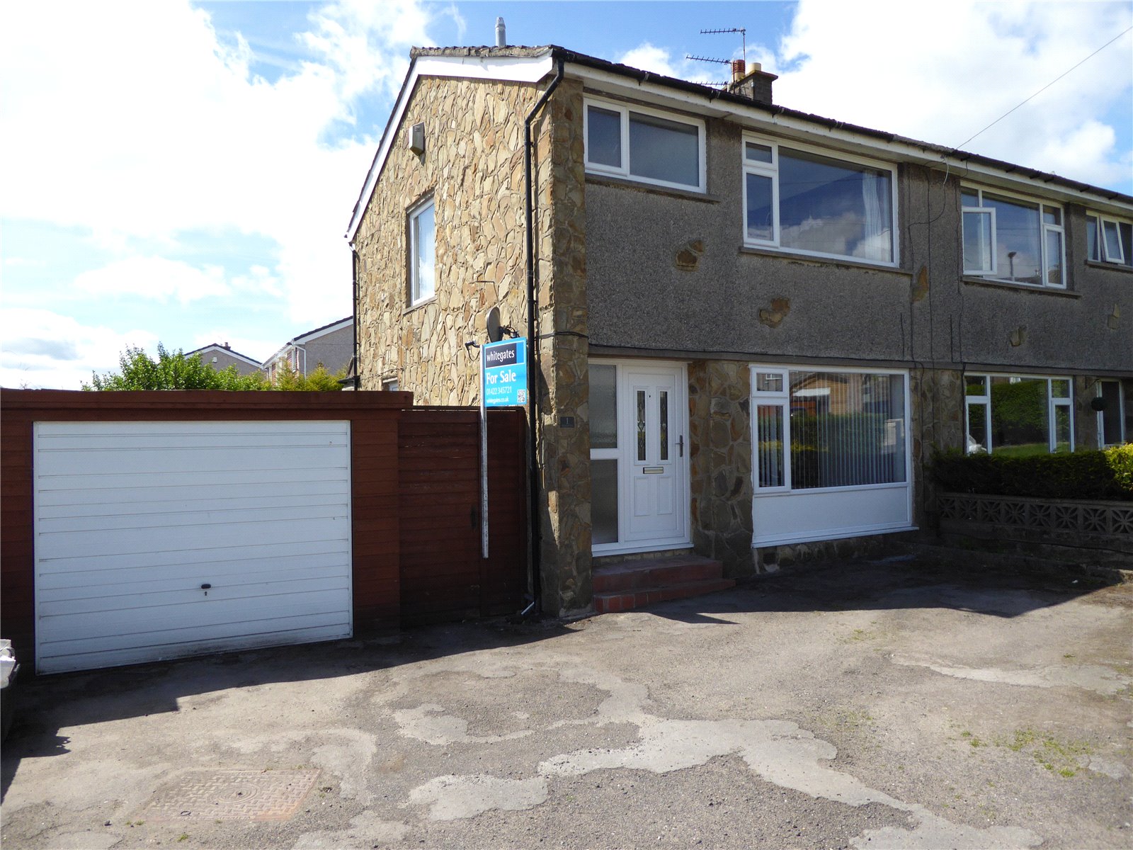 Whitegates Halifax 3 bedroom House SSTC in 1 Illingworth Close Bradshaw