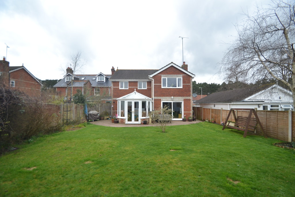 Martin & Co Ringwood 4 bedroom Detached House Let in Alderholt