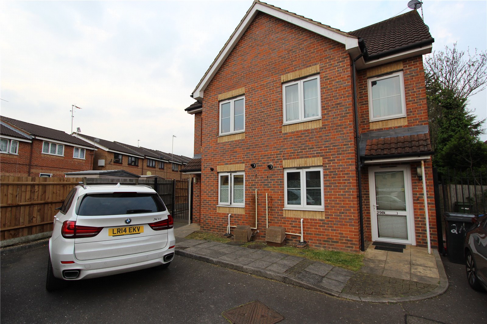 Estate agents and letting agents in the UK. Houses, flats and new homes