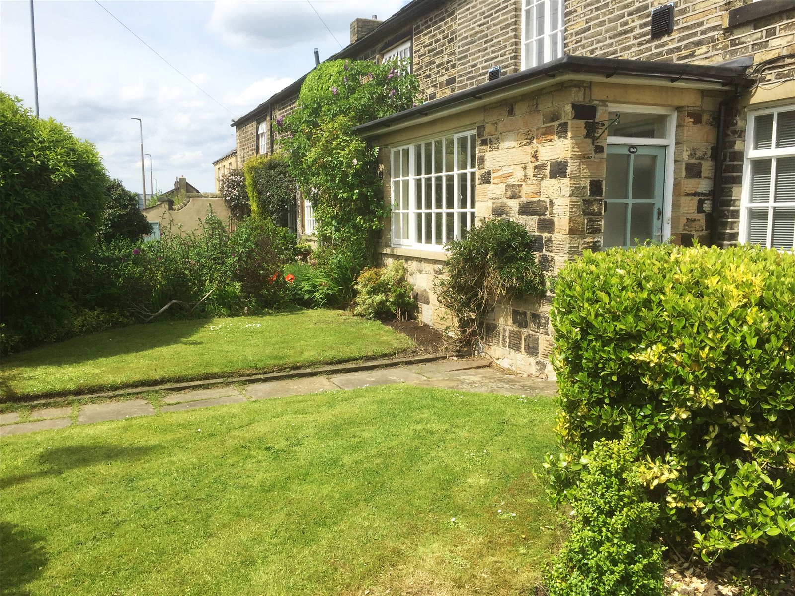 Whitegates Cleckheaton 2 bedroom Cottage for sale in Halifax Road Scholes Cleckheaton BD19