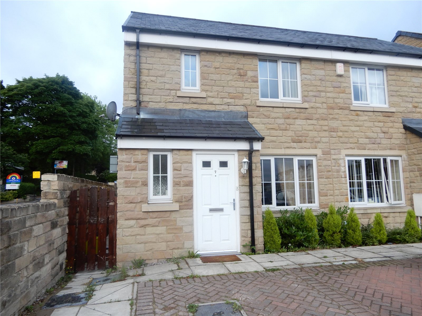 Whitegates Huddersfield 3 bedroom House to rent in Hops Drive Birkby