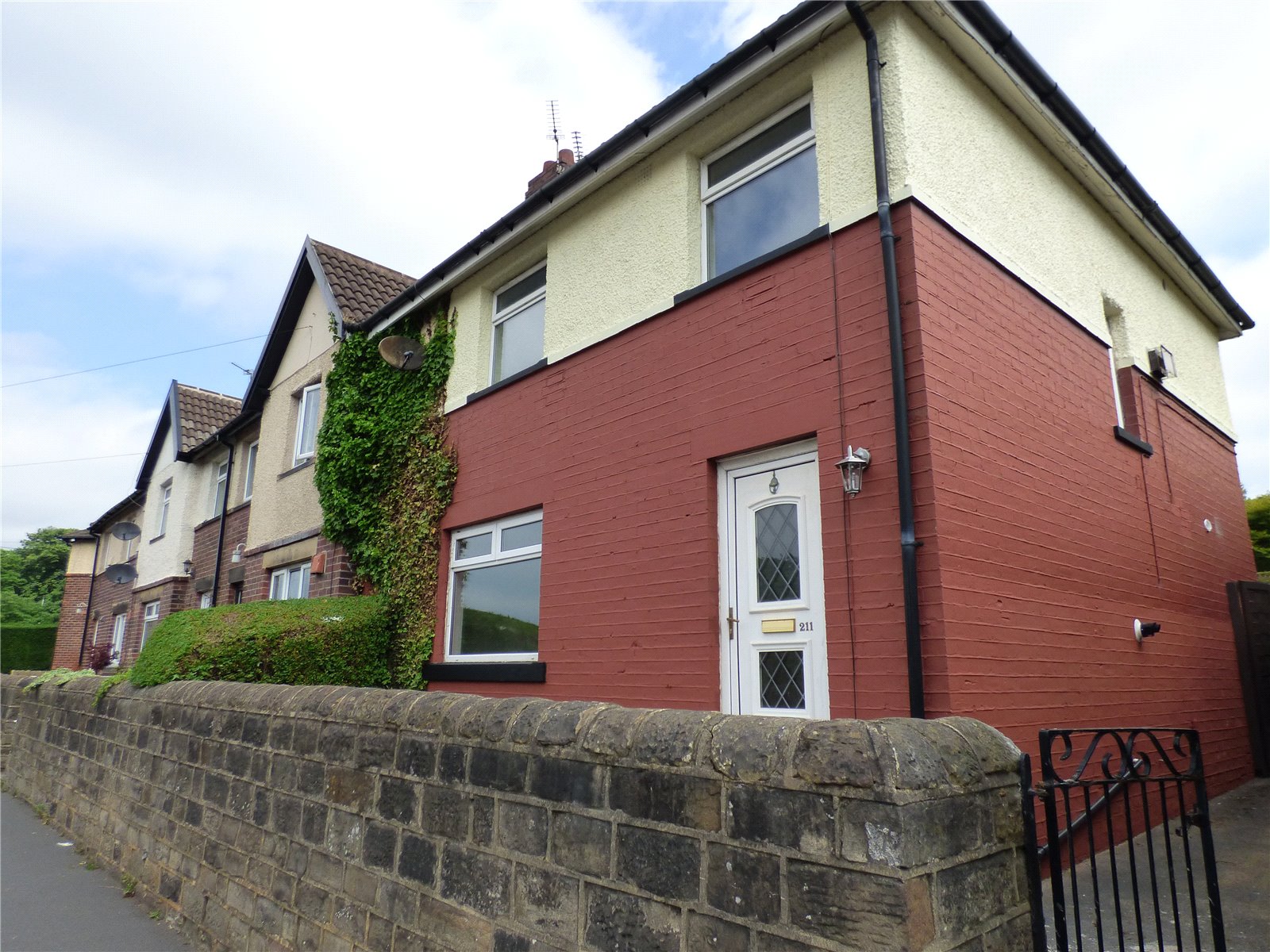 Whitegates Cleckheaton 3 bedroom House Let Agreed in Bradford Road, Liversedge