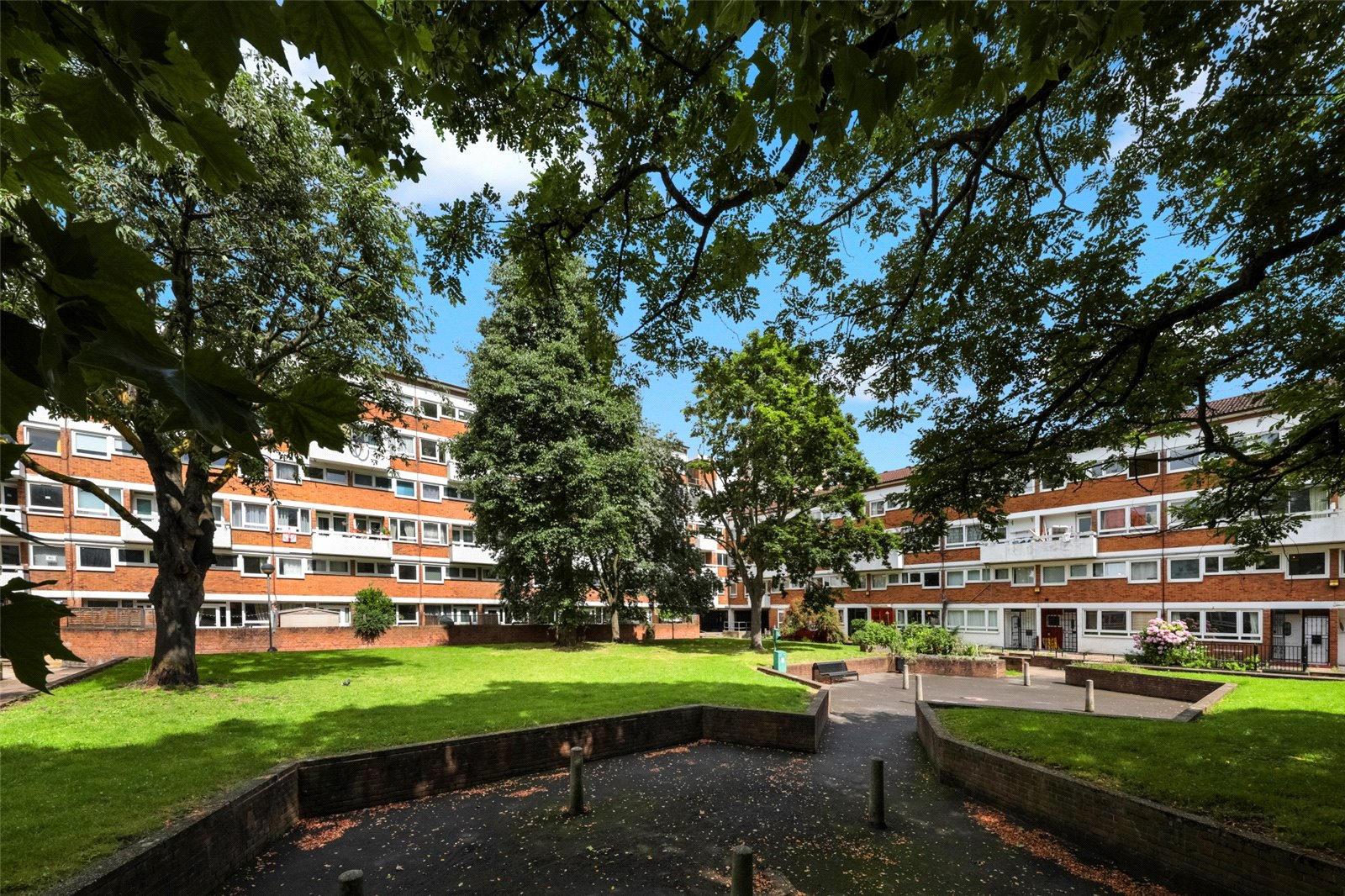 Ellis & Co Bethnal Green 3 bedroom Flat To Let in Orwell Court, Pownall