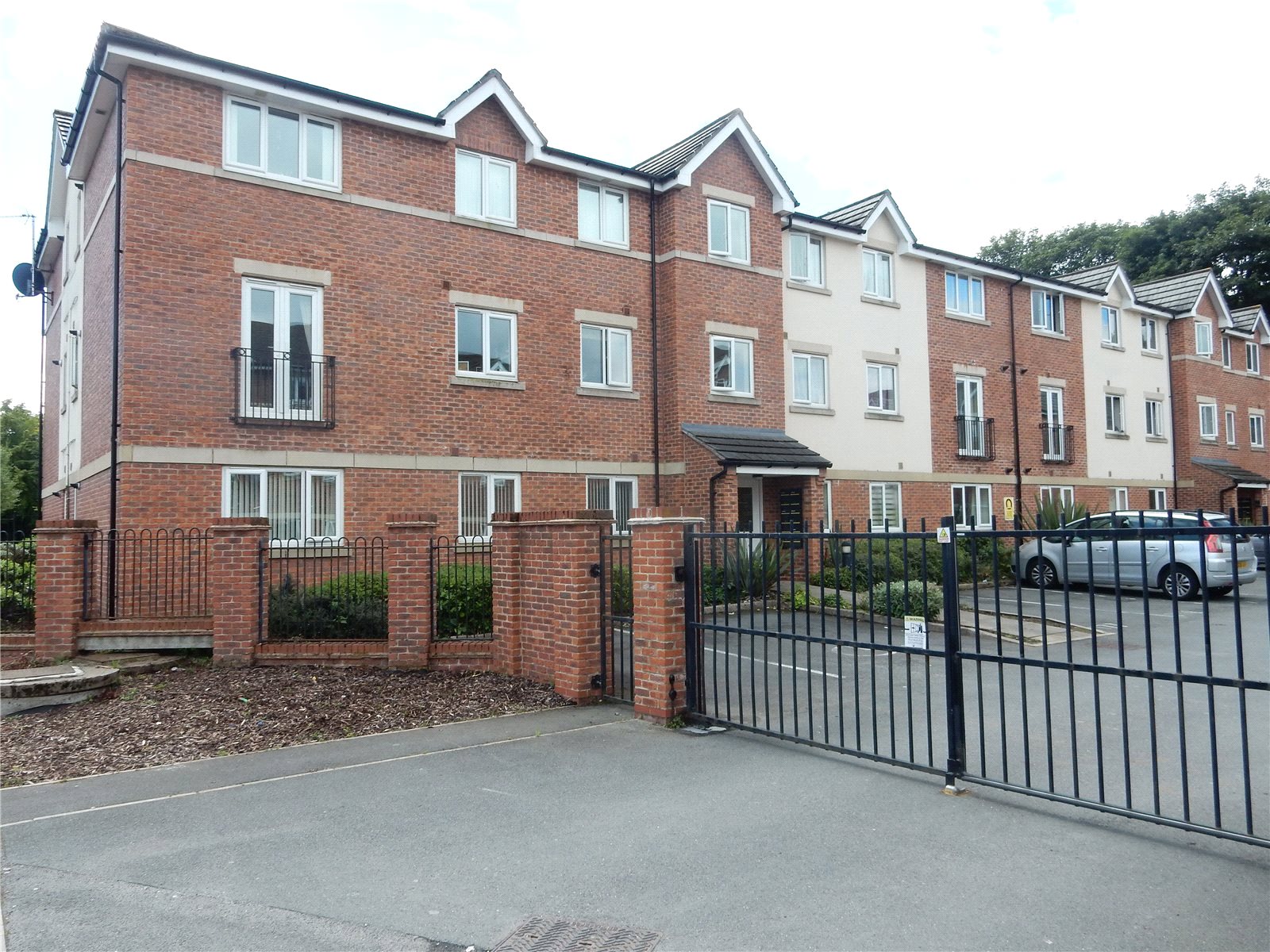Whitegates Huddersfield 2 bedroom Flat to rent in Blackthorn Drive