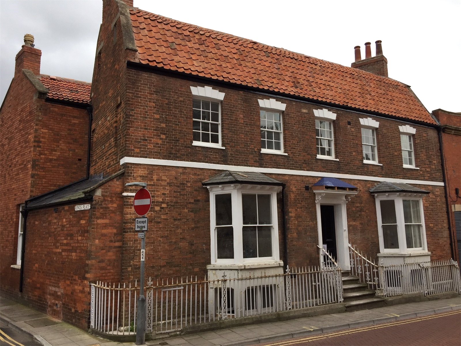 CJ Hole Bridgwater Studio House to rent in Maldon House Kings Place