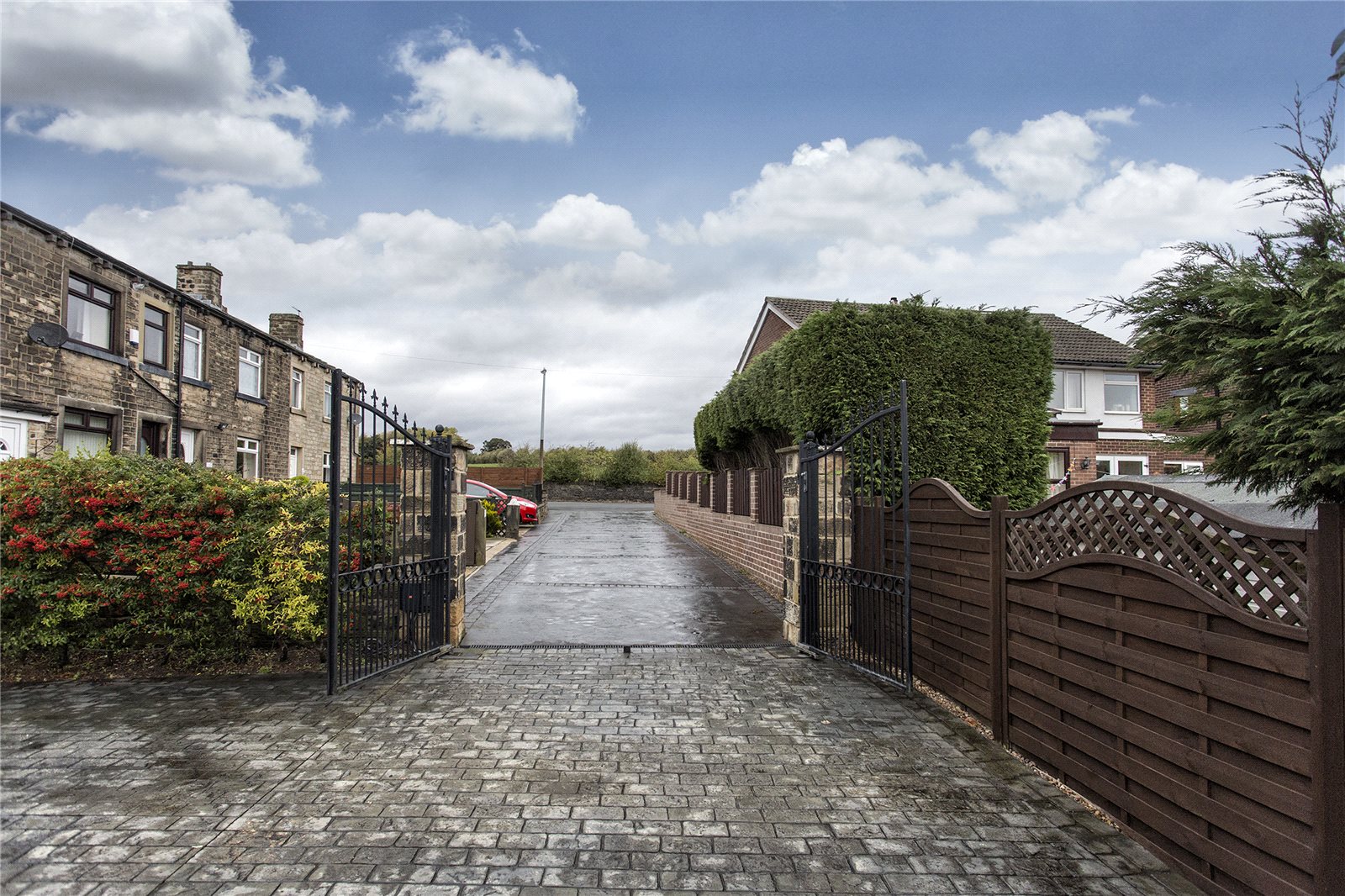 Whitegates Mirfield 3 Bedroom Barn Conversion Sstc In Kitson Hill Road