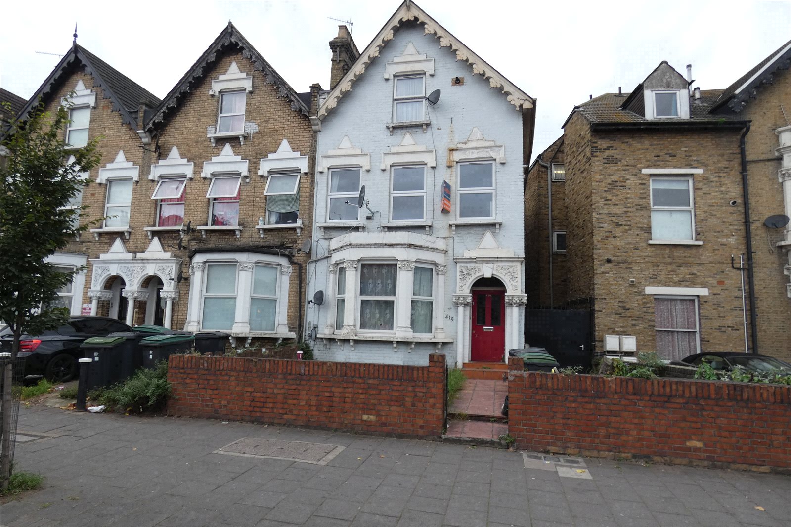 Estate agents and letting agents in the UK. Houses, flats and new homes